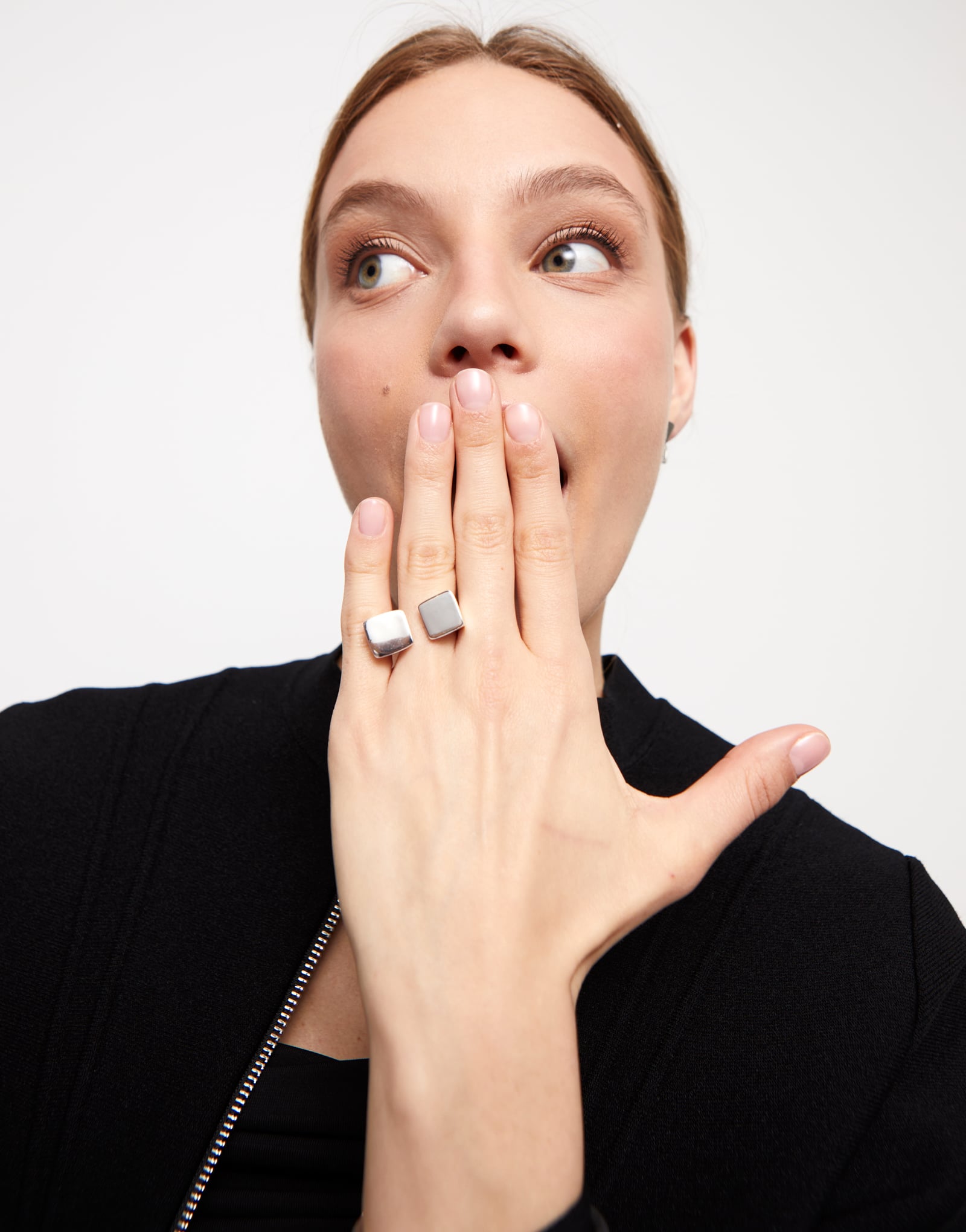 Anillo geom&eacute;trico ba&ntilde;ado en plata de ley con forma cuadrada grande